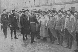 L'Amiral Ronarc'h inspecte les fusiliers-marins à la Pépinère (Paris)