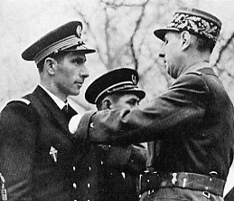 Rousselot décoré par le Gal de Gaulle